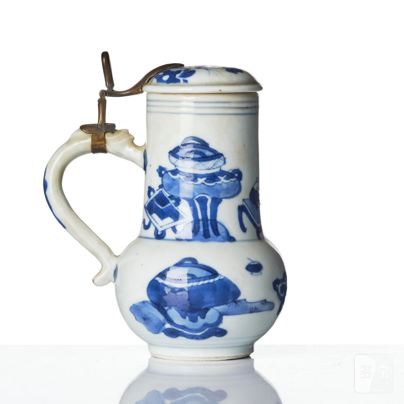 A blue and white jug with cover, - 图3